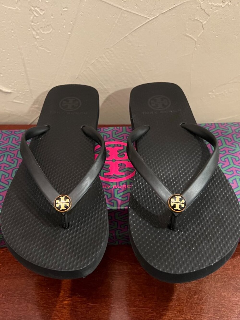 Tory Burch Women’s Black Flip Flop Sandals Gold Logo PVC Thong - Size 7 - Picture 3 of 10
